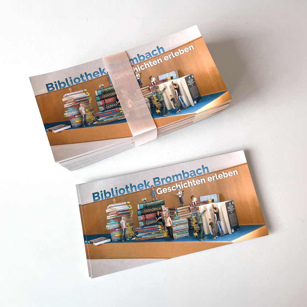 Flyer mit Menschen die zwischen Büchern spazieren.