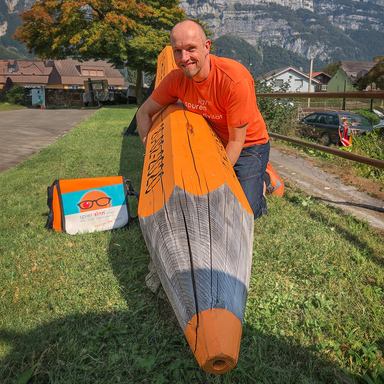 Ingo mit sehr großem orangen Buntstift